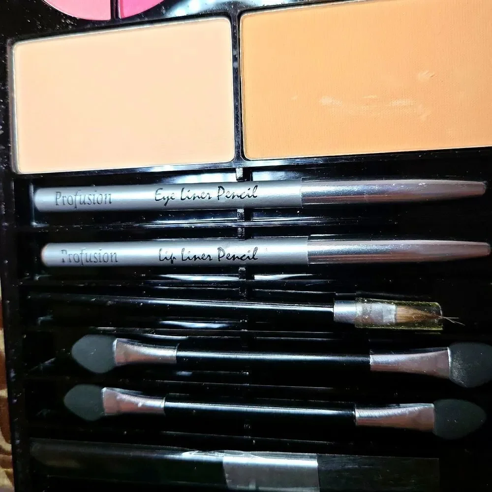 52 eyeshadow,6 blushes,and 8 lipsticks,2colored lipliners, and3 eyeshadowbrushes